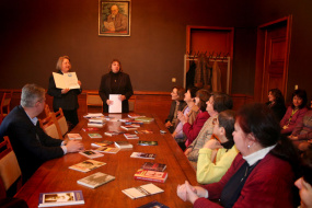 Подаряване книги на Националната библиотека на Р. България "Св.Св.Кирил и Методий" (фотография)