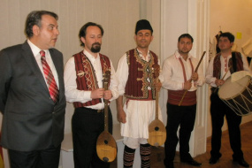 Изложба на традиционни инструменти и носии од АНИП (снимка)