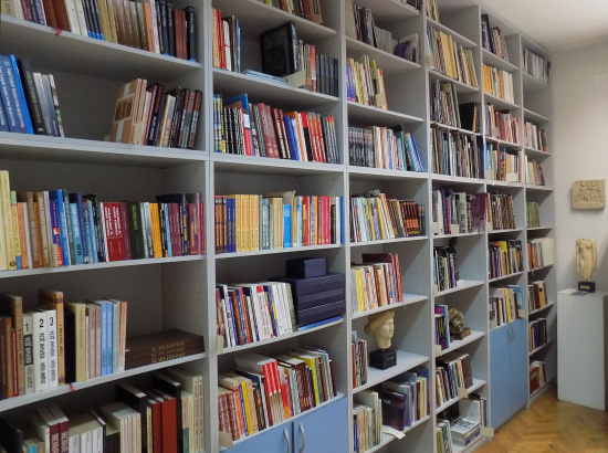 Фотографија од библиотеката на КИЦ на РСМ во Софија